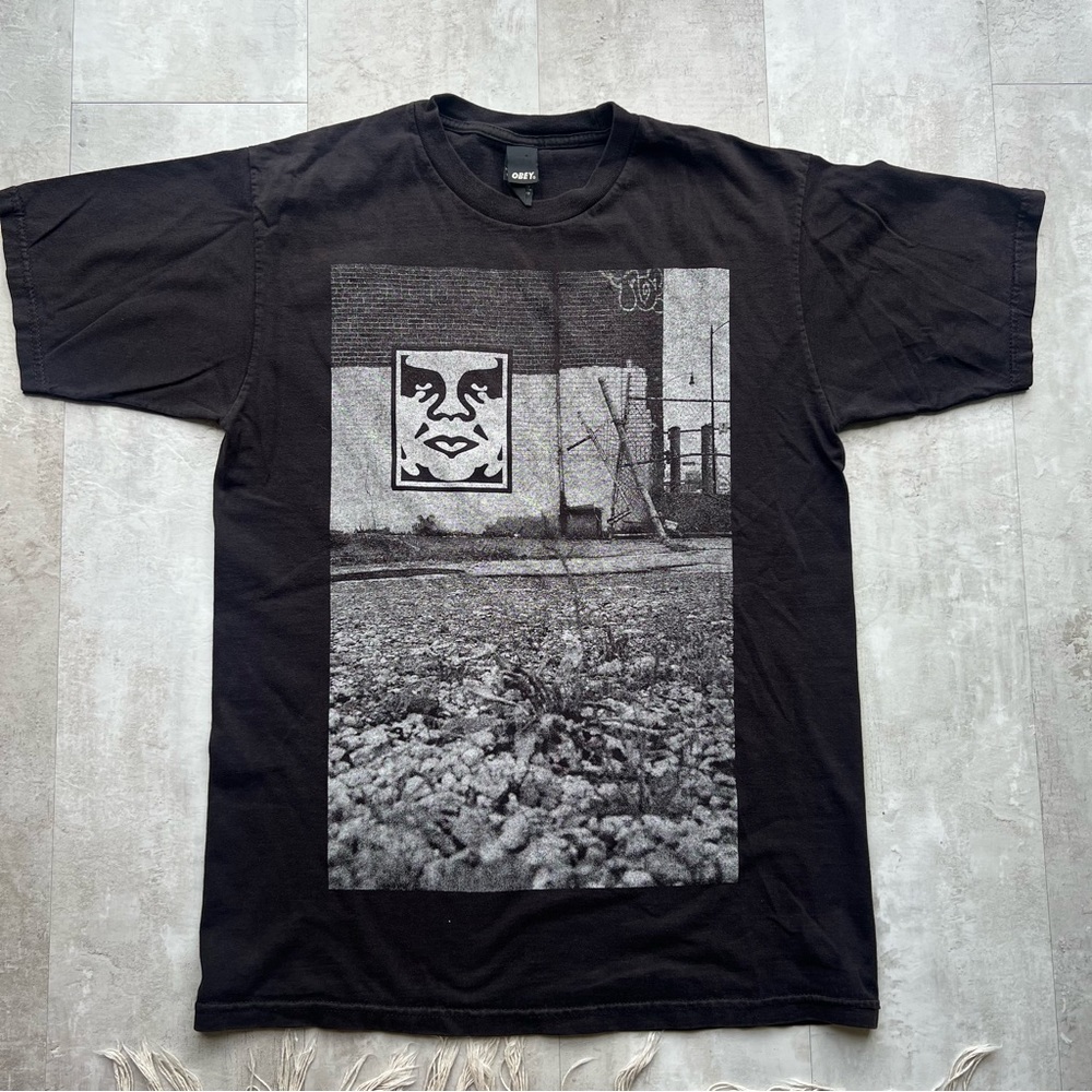 Obey the giant skateboarding tee shirt short sleeve size medium